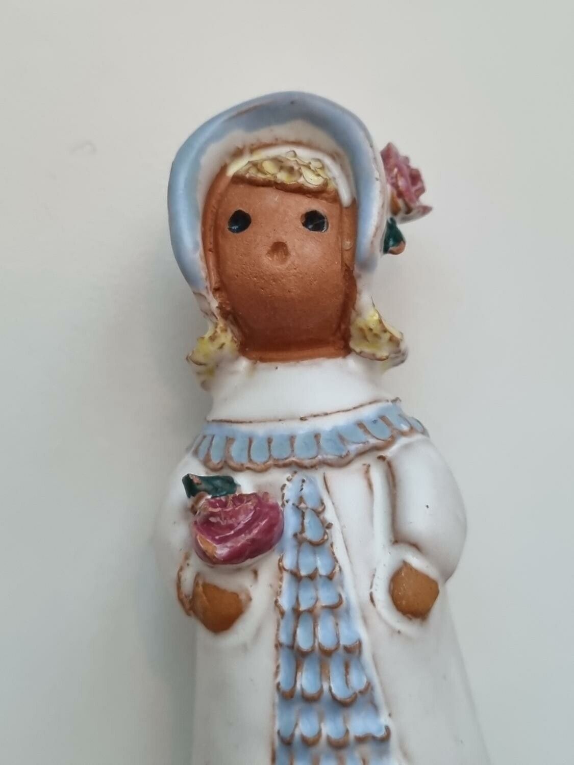 Söt figurin. Flicka som håller i en ros (7,2 cm hög, 52 gram)