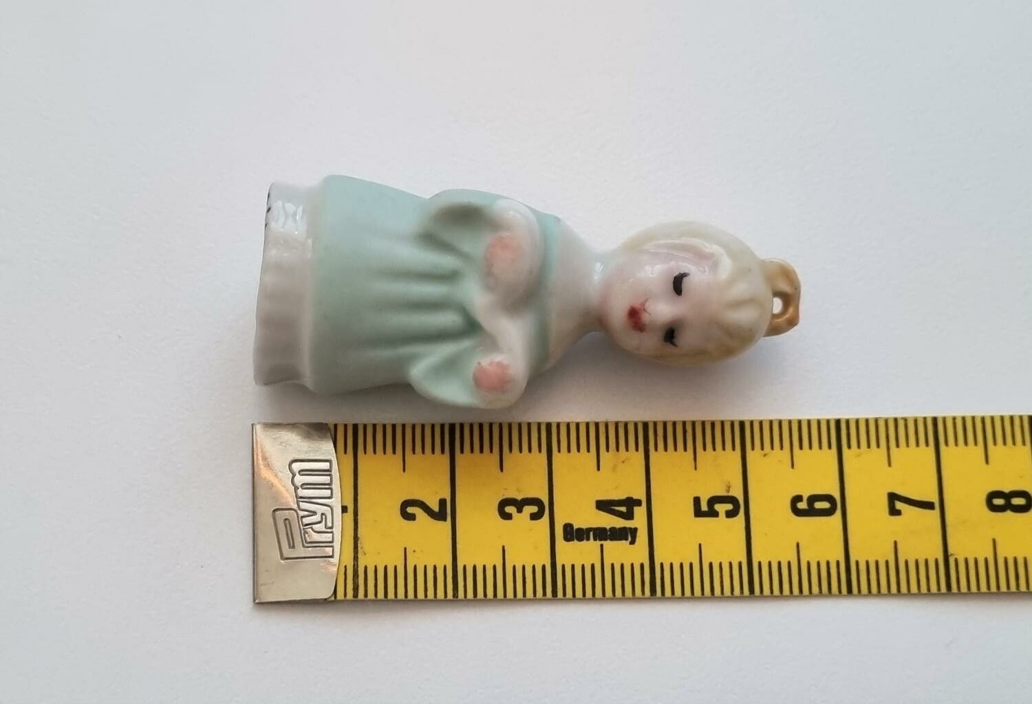 Figurin. Flicka med turkos klänning (5,4 cm hög, 16 gram)