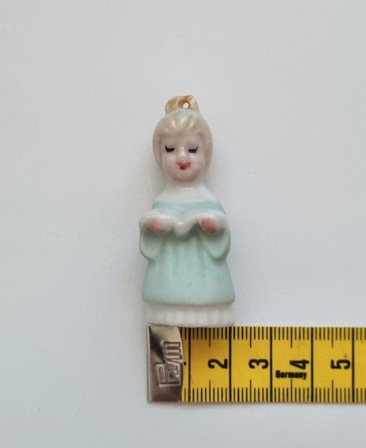 Figurin. Flicka med turkos klänning (5,4 cm hög, 16 gram)