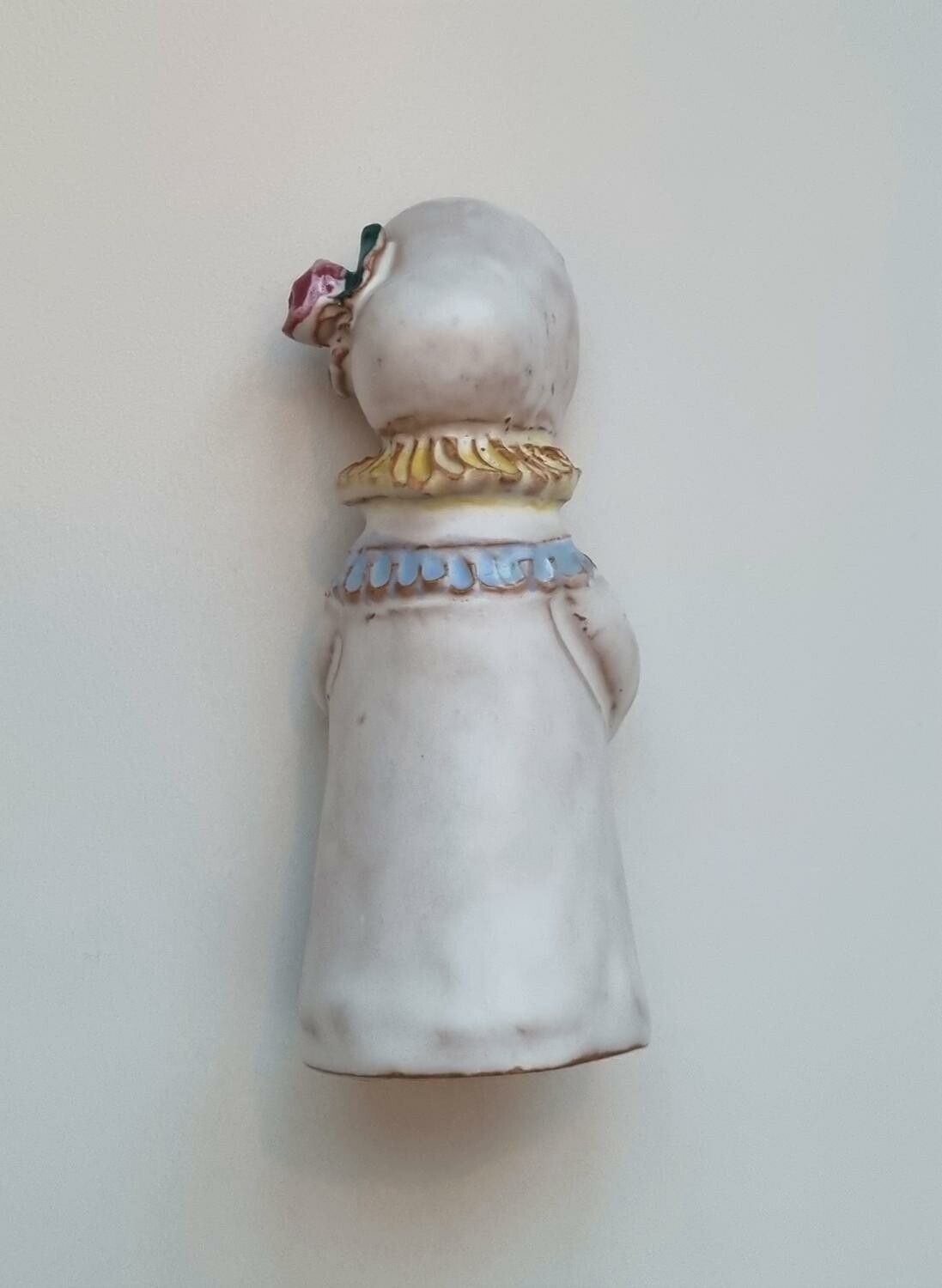 Söt figurin. Flicka som håller i en ros (7,2 cm hög, 52 gram)