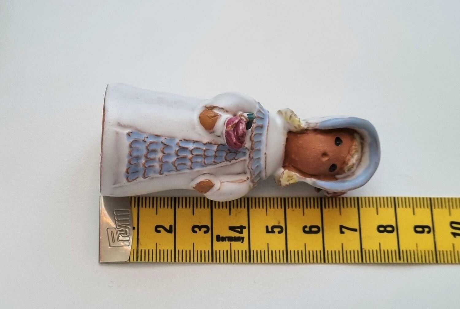 Söt figurin. Flicka som håller i en ros (7,2 cm hög, 52 gram)