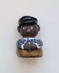 Figurin. Pojke med svart hatt (4,7 cm hög, 44 gram)