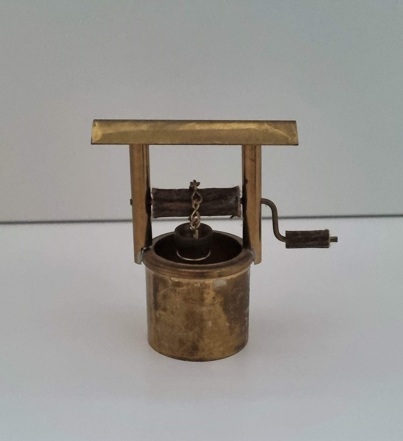 Brunn, miniatyrbrunn. Miniatyr till dockhus, dockskåp / tittskåp med mera