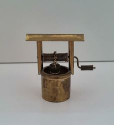 Brunn, miniatyrbrunn. Miniatyr till dockhus, dockskåp / tittskåp med mera