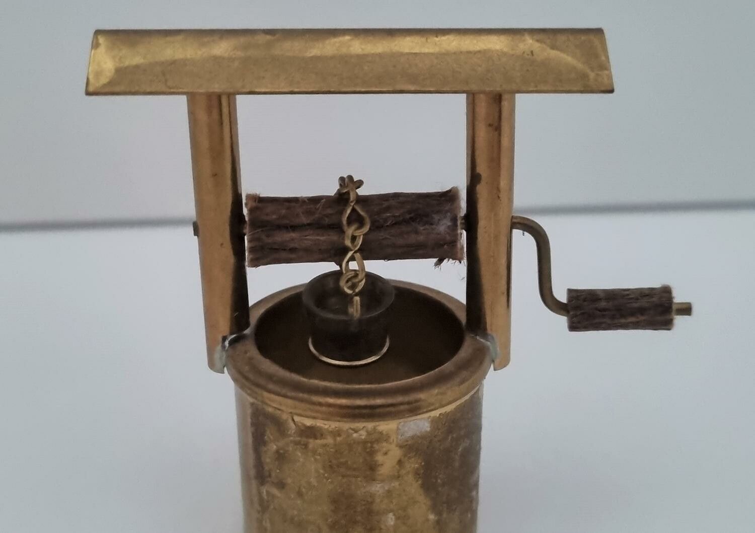 Brunn, miniatyrbrunn. Miniatyr till dockhus, dockskåp / tittskåp med mera