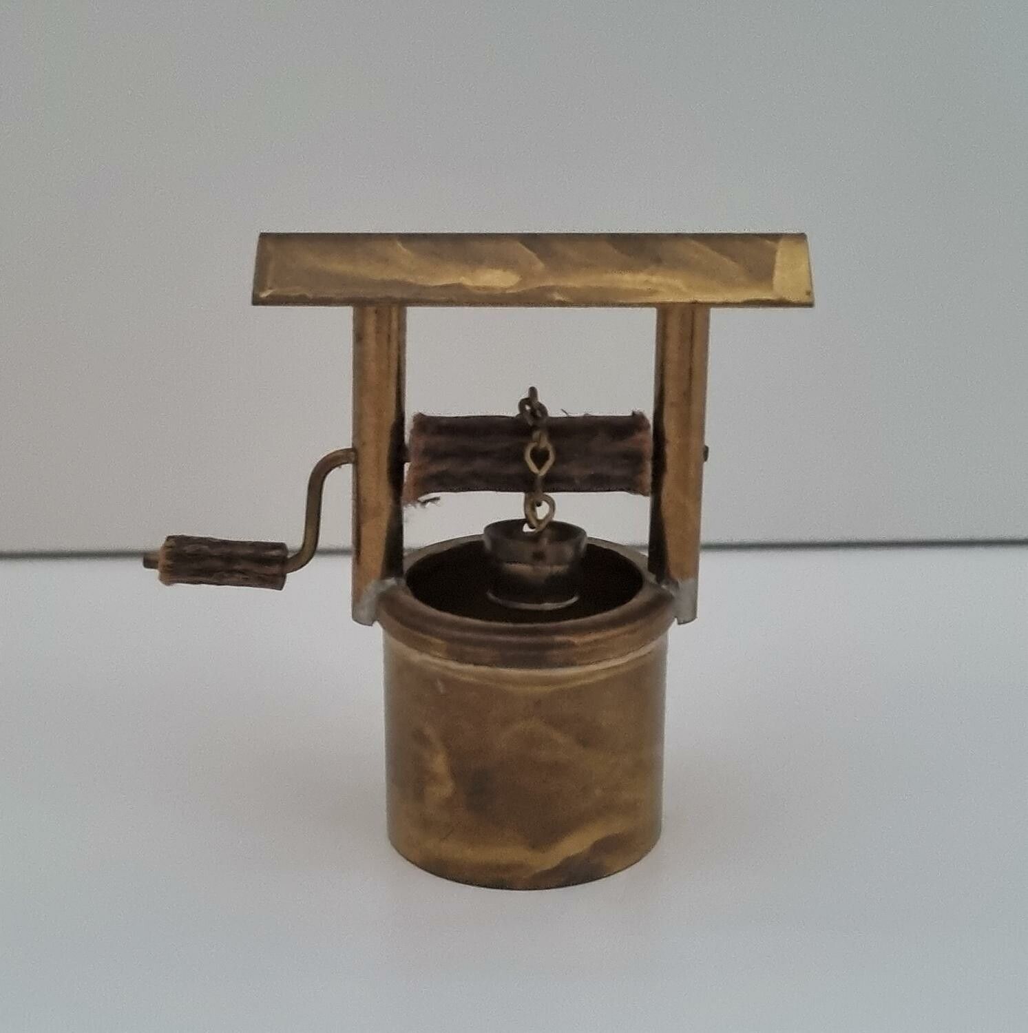 Brunn, miniatyrbrunn. Miniatyr till dockhus, dockskåp / tittskåp med mera