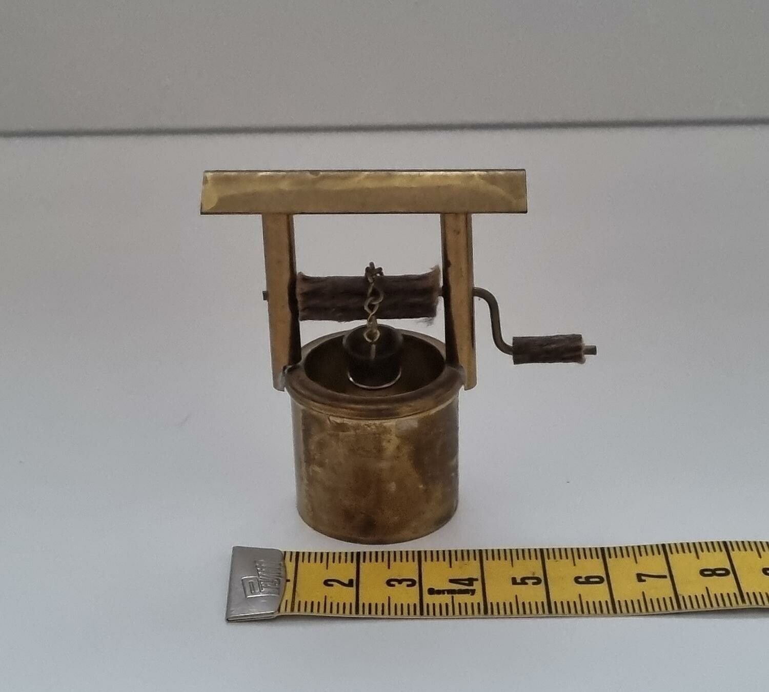 Brunn, miniatyrbrunn. Miniatyr till dockhus, dockskåp / tittskåp med mera
