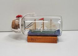 Flaskskepp / miniatyrskepp i glasflaska. R.Rickmers