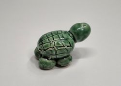 Söt liten grön sköldpadda, minisköldpadda, miniatyr