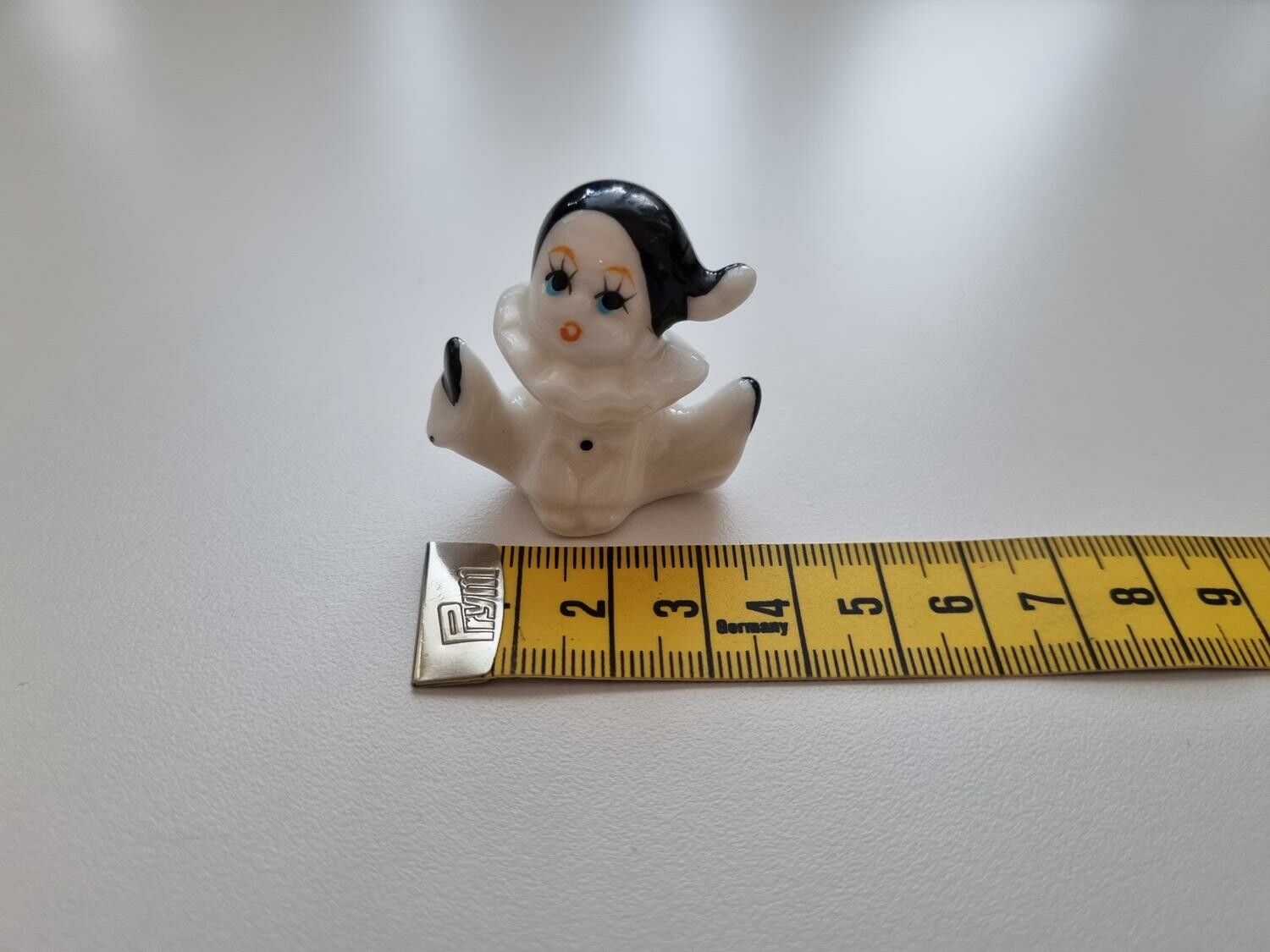 Dam i spagat, miniatyr figurin