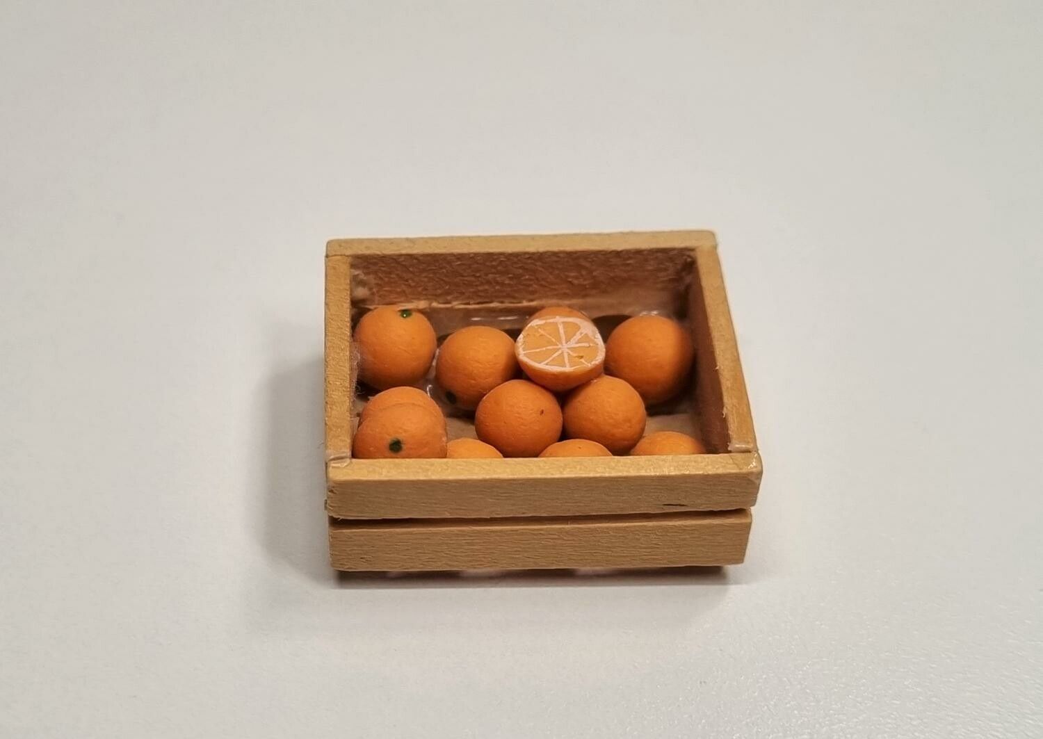 Låda med frukt. Miniatyr för dockskåp, tittskåp med mera