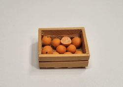 Låda med frukt. Miniatyr för dockskåp, tittskåp med mera
