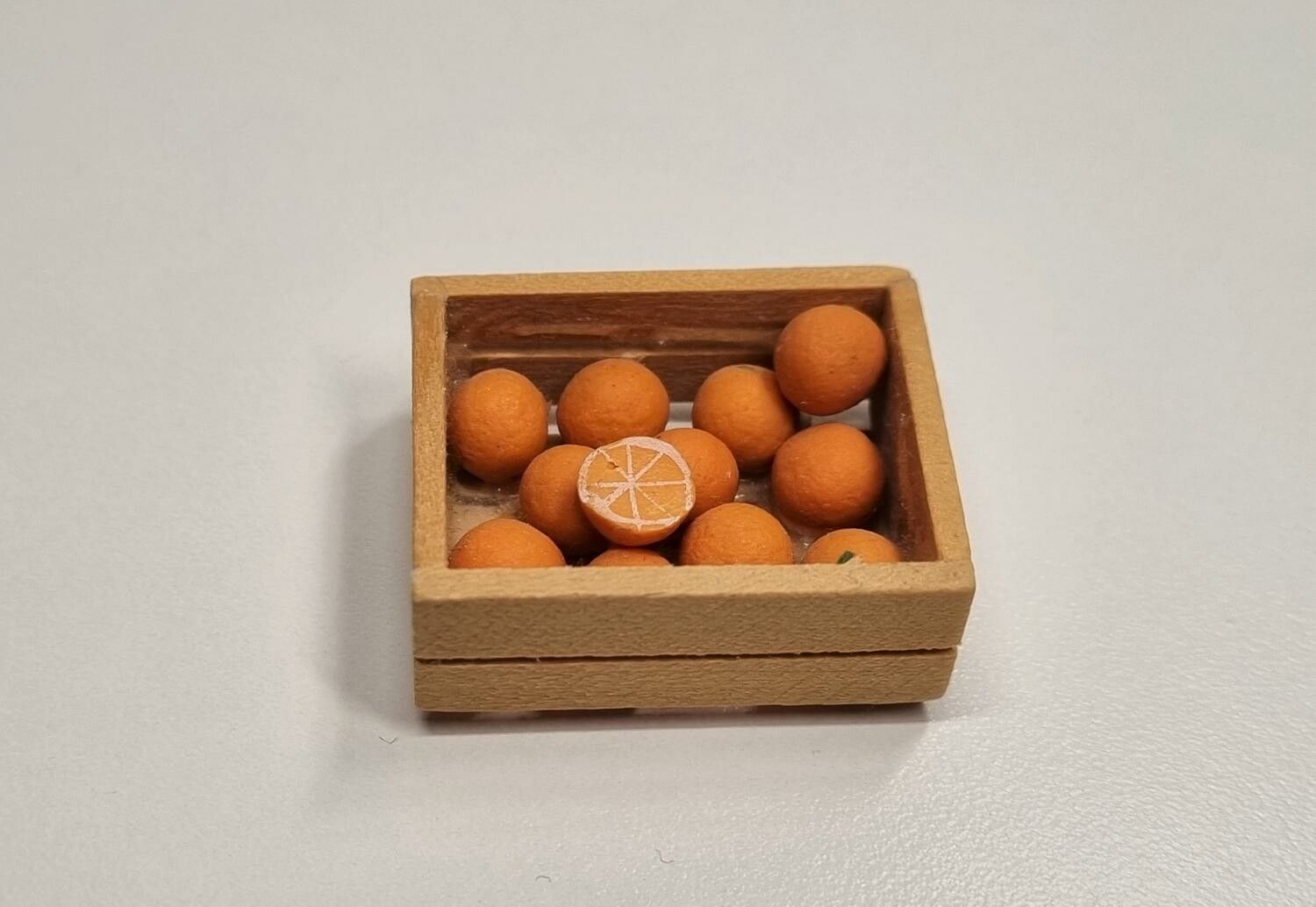 Låda med frukt. Miniatyr för dockskåp, tittskåp med mera