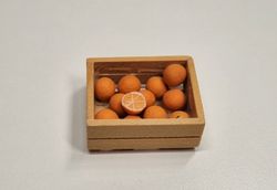 Låda med frukt. Miniatyr för dockskåp, tittskåp med mera
