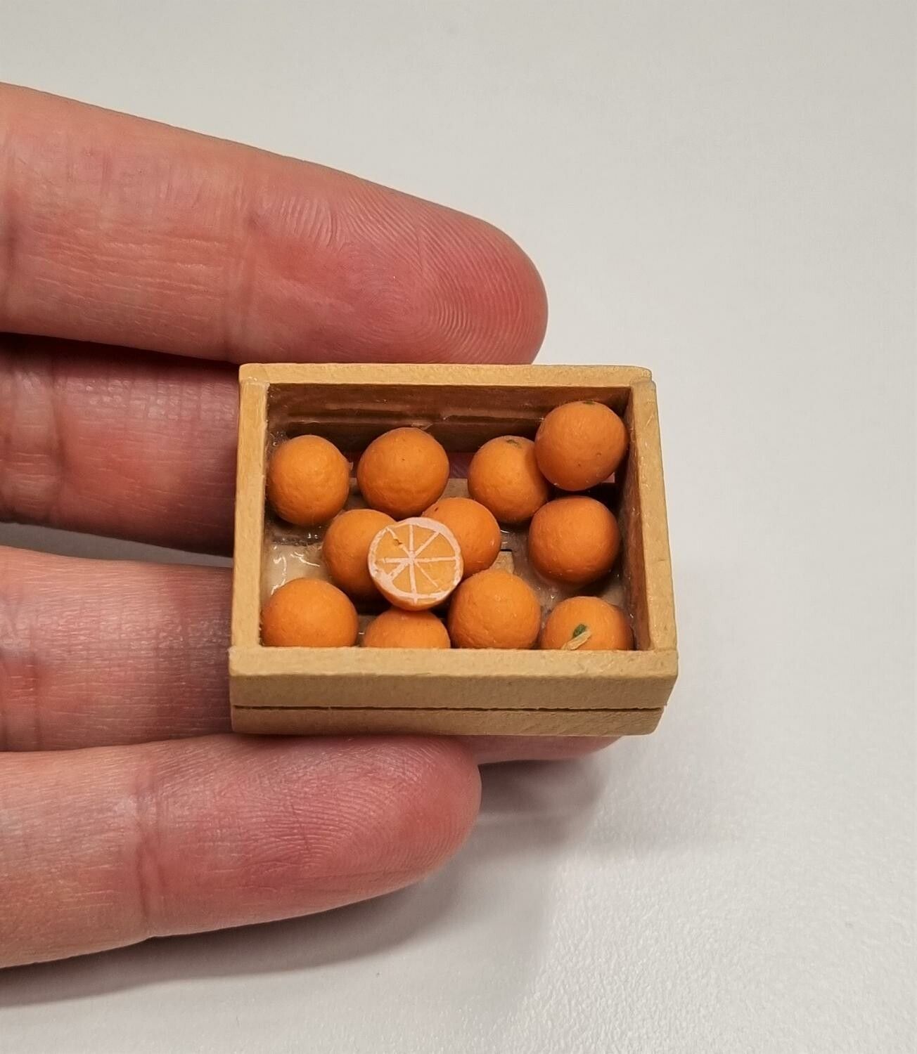 Låda med frukt. Miniatyr för dockskåp, tittskåp med mera