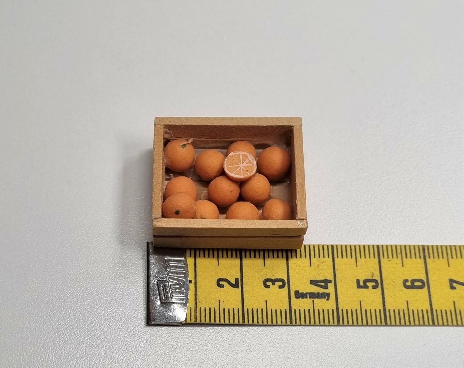 Låda med frukt. Miniatyr för dockskåp, tittskåp med mera