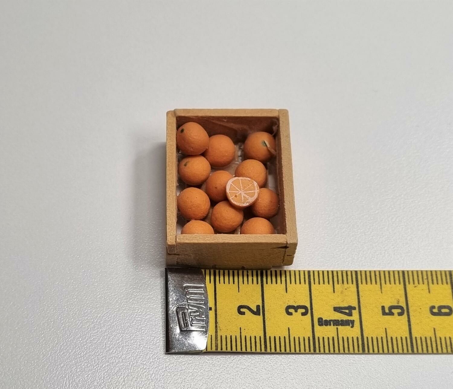 Låda med frukt. Miniatyr för dockskåp, tittskåp med mera
