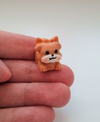 Handmålad liten hund. Miniatyr / figurin för dockskåpet, tittskåp mm