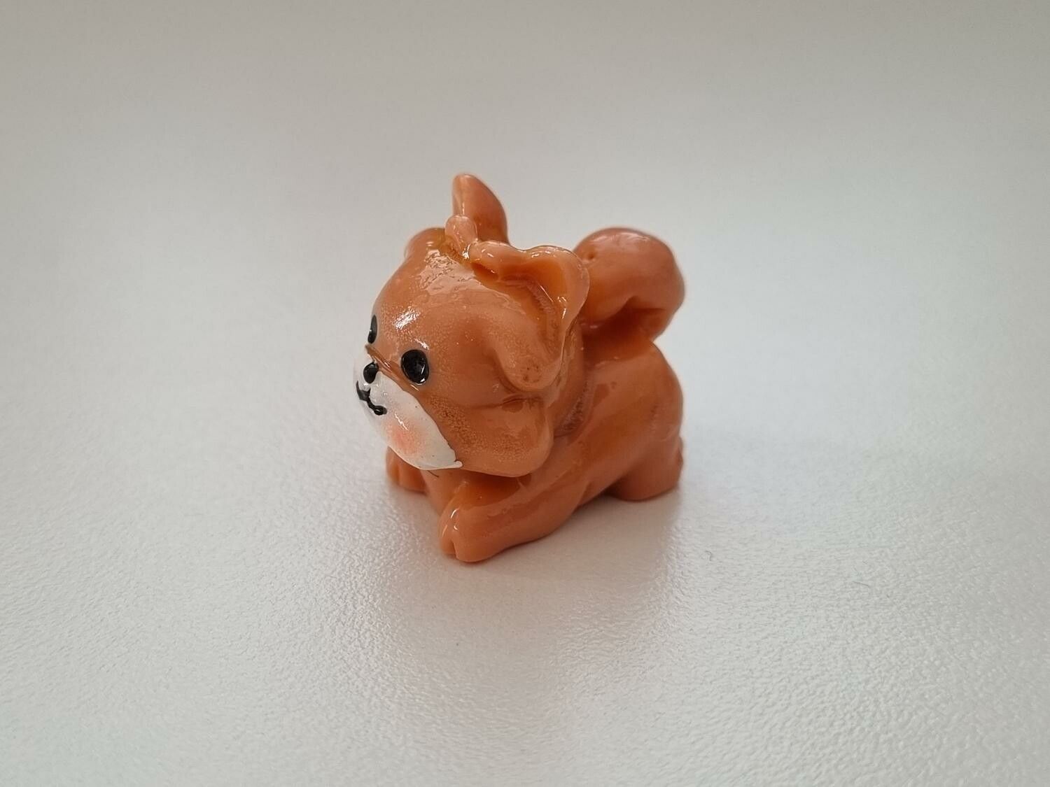 Handmålad liten hund. Miniatyr / figurin för dockskåpet, tittskåp mm