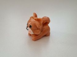 Handmålad liten hund. Miniatyr / figurin för dockskåpet, tittskåp mm