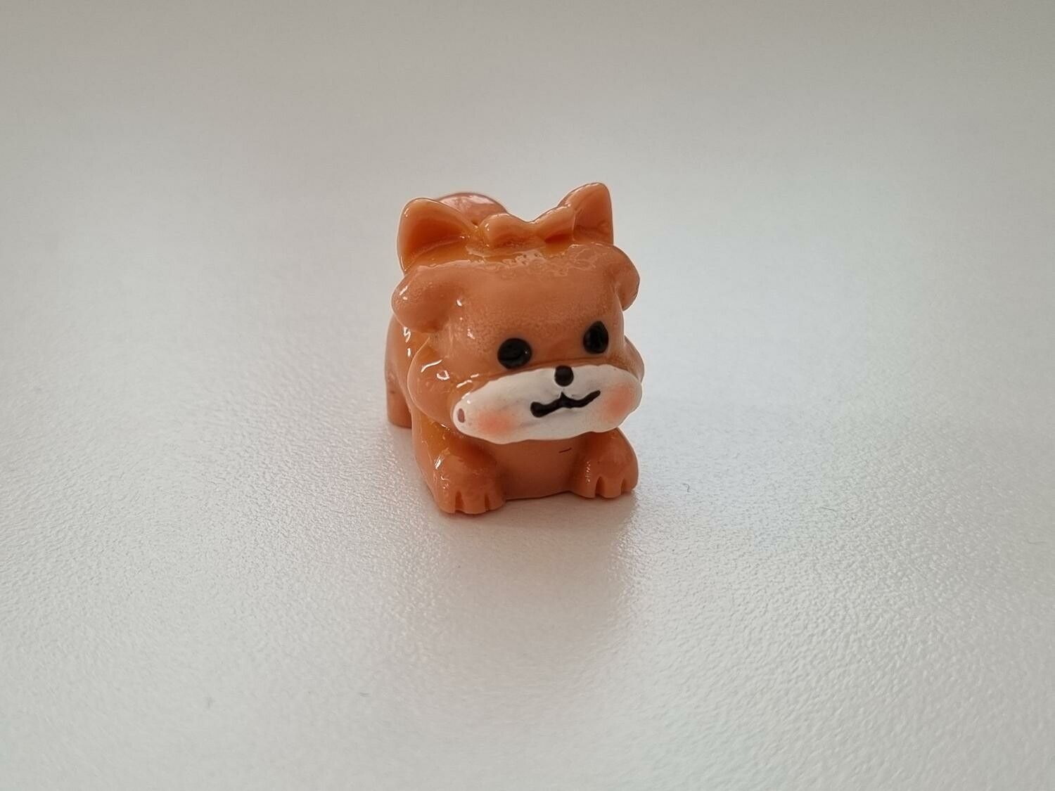 Handmålad liten hund. Miniatyr / figurin för dockskåpet, tittskåp mm