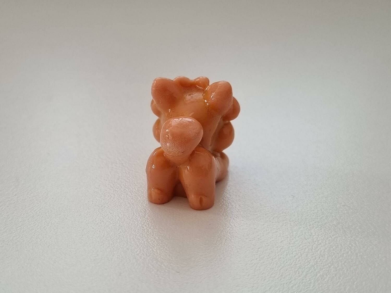 Handmålad liten hund. Miniatyr / figurin för dockskåpet, tittskåp mm