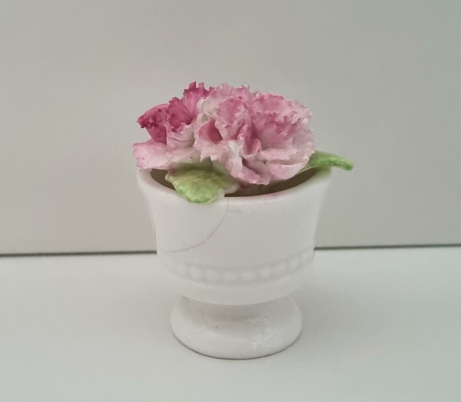 Miniatyrkruka med blomma i porslin. Crown Staffordshire England
