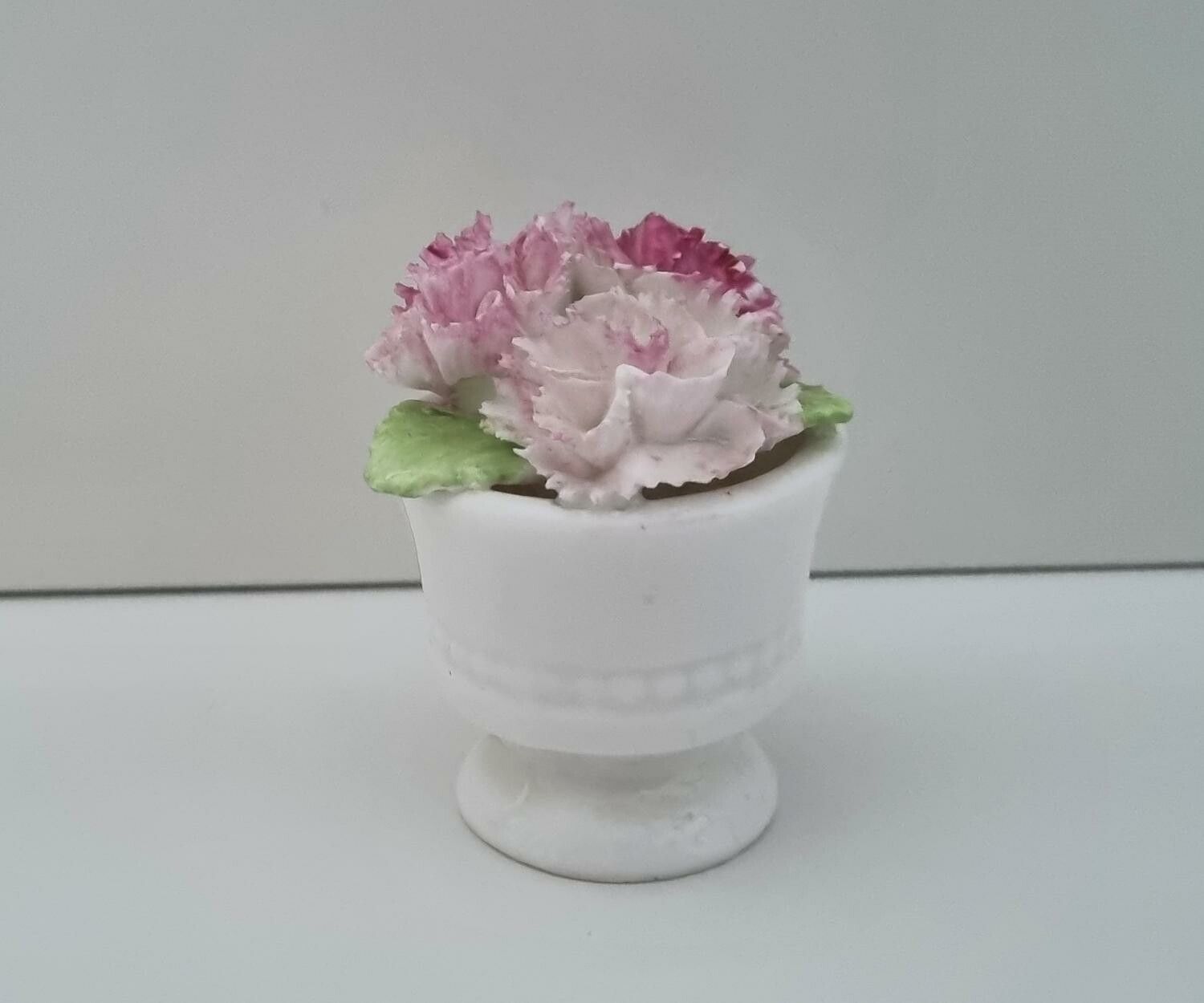 Miniatyrkruka med blomma i porslin. Crown Staffordshire England