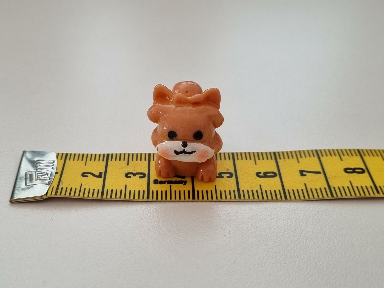 Handmålad liten hund. Miniatyr / figurin för dockskåpet, tittskåp mm