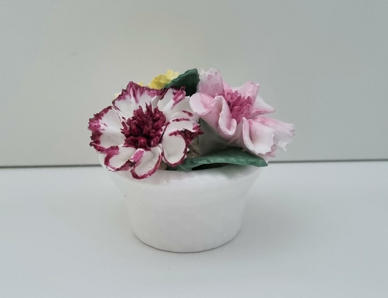 Miniatyrkruka med blomma i porslin. Crown Staffordshire England