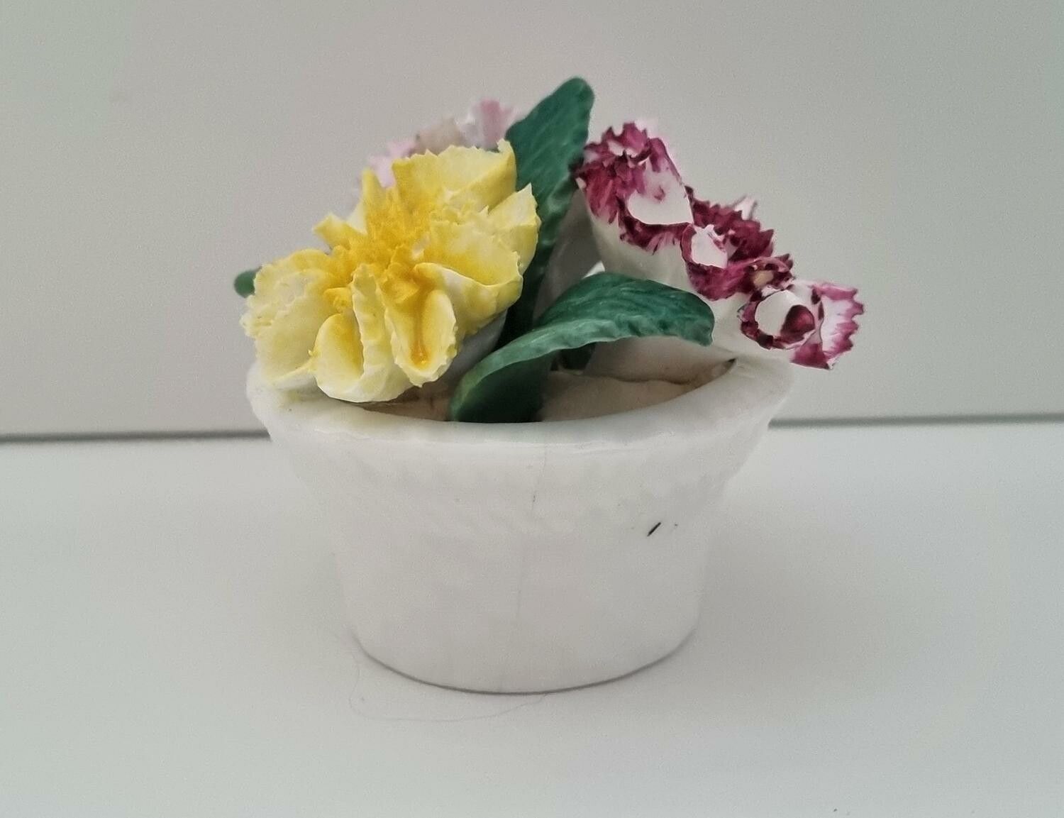 Miniatyrkruka med blomma i porslin. Crown Staffordshire England