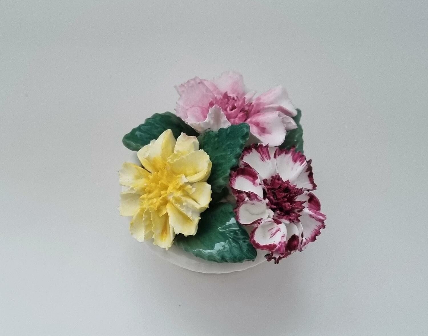 Miniatyrkruka med blomma i porslin. Crown Staffordshire England