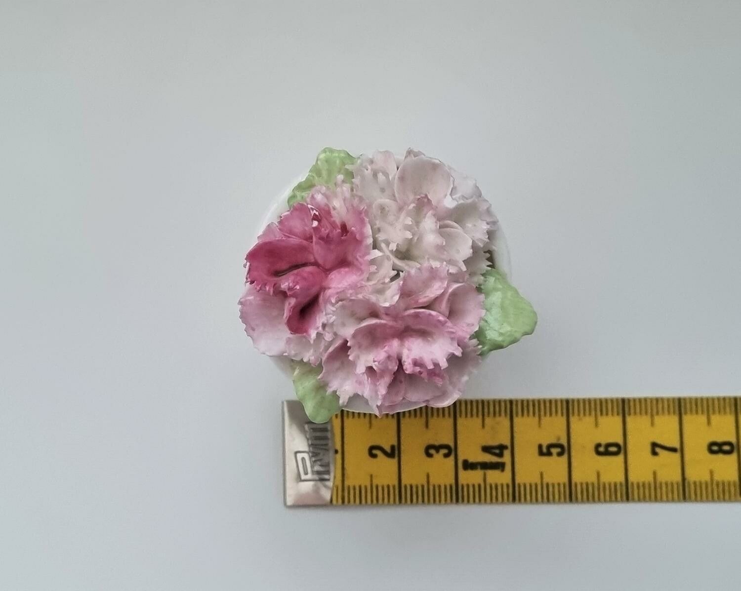 Miniatyrkruka med blomma i porslin. Crown Staffordshire England