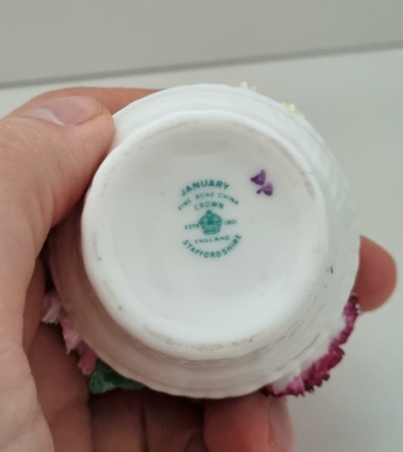 Miniatyrkruka med blomma i porslin. Crown Staffordshire England
