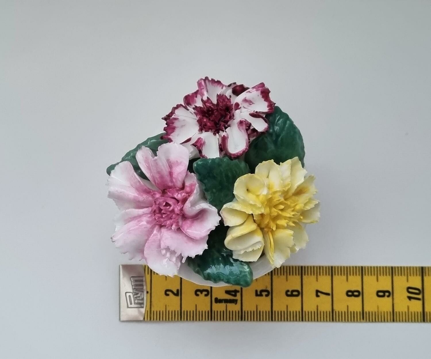 Miniatyrkruka med blomma i porslin. Crown Staffordshire England