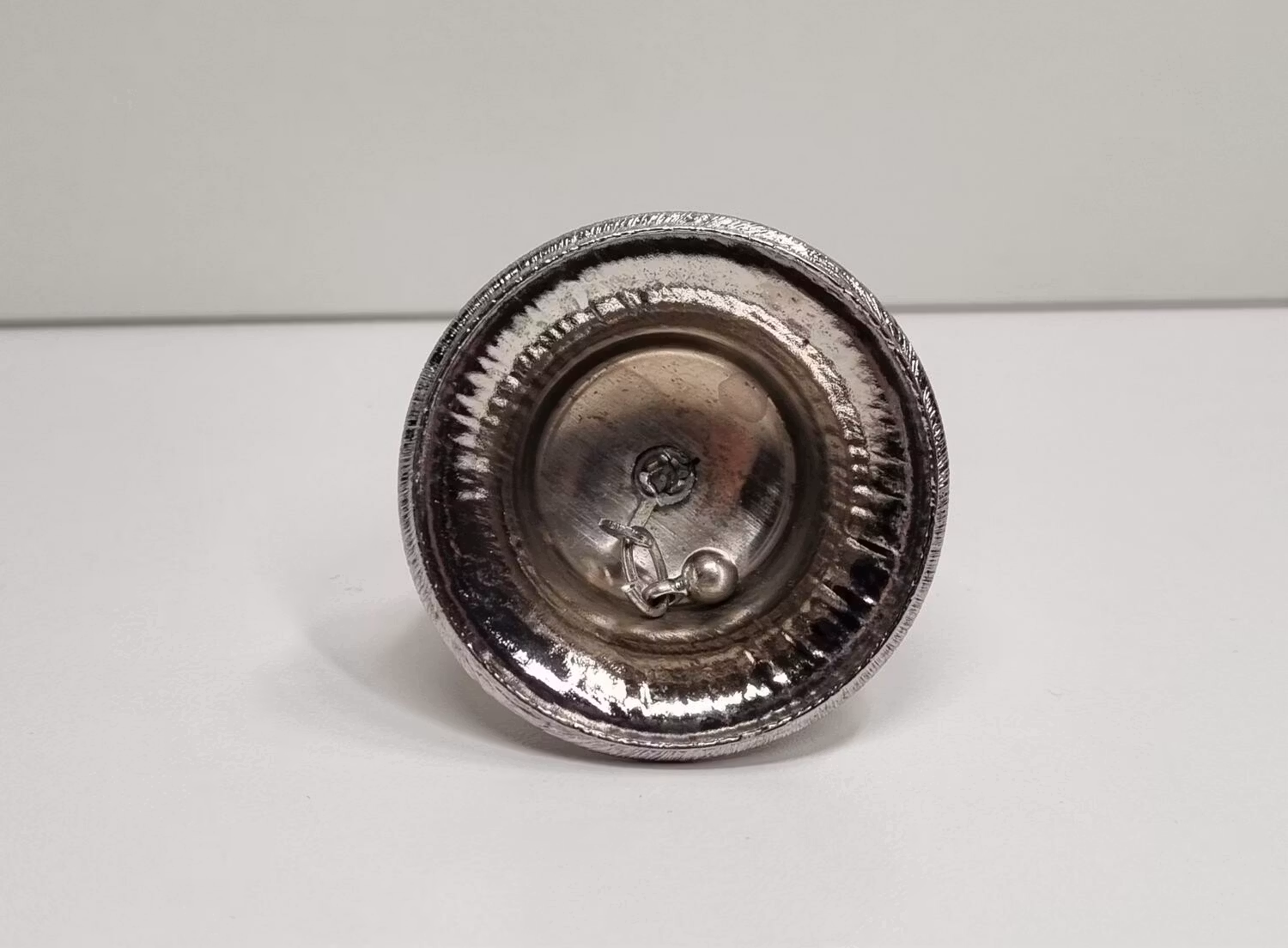 Silverfärgad liten bjällra