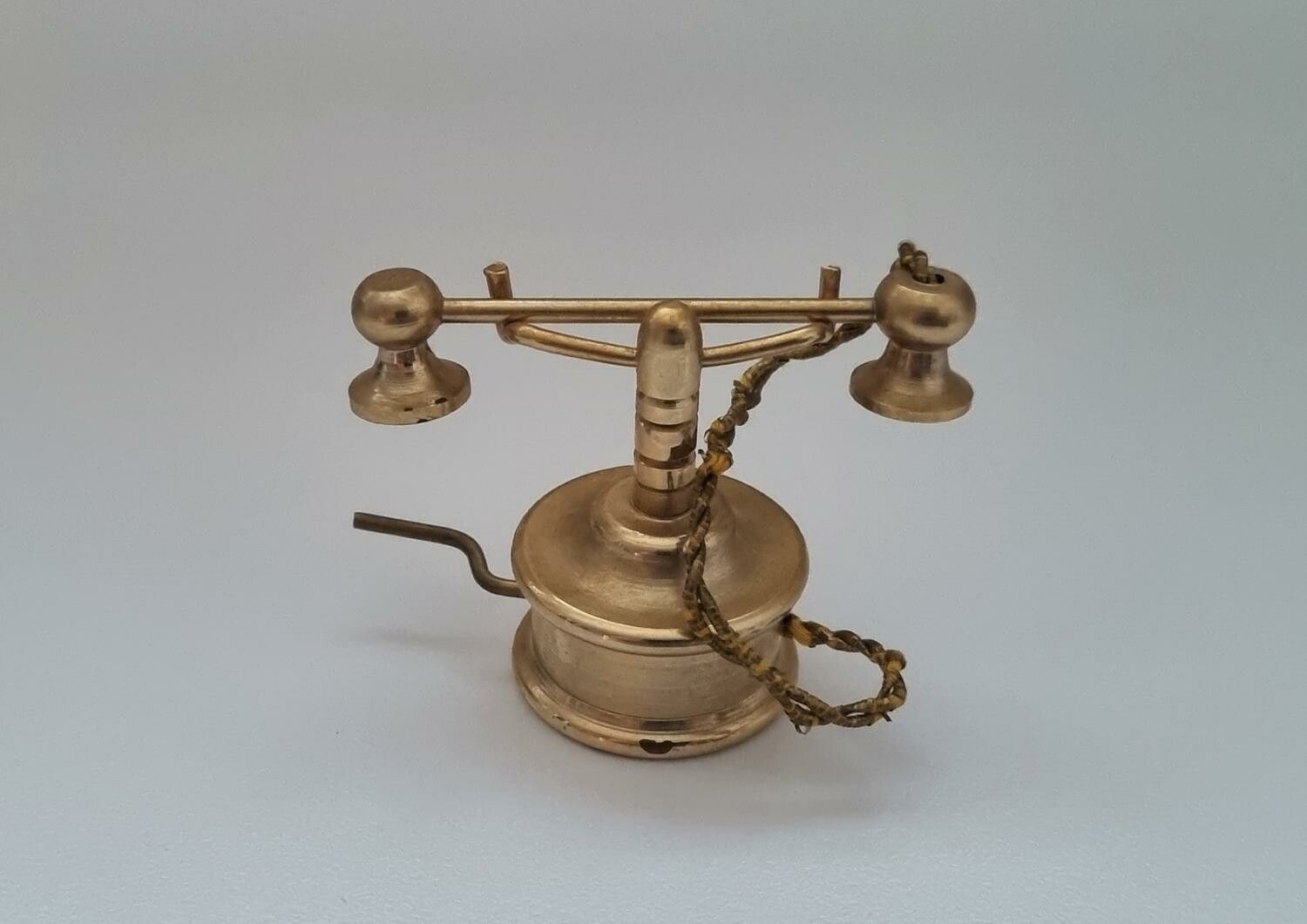 Telefon, minitelefon. Miniatyr till dockhus, dockskåp / tittskåp med mera
