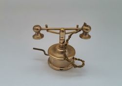 Telefon, minitelefon. Miniatyr till dockhus, dockskåp / tittskåp med mera
