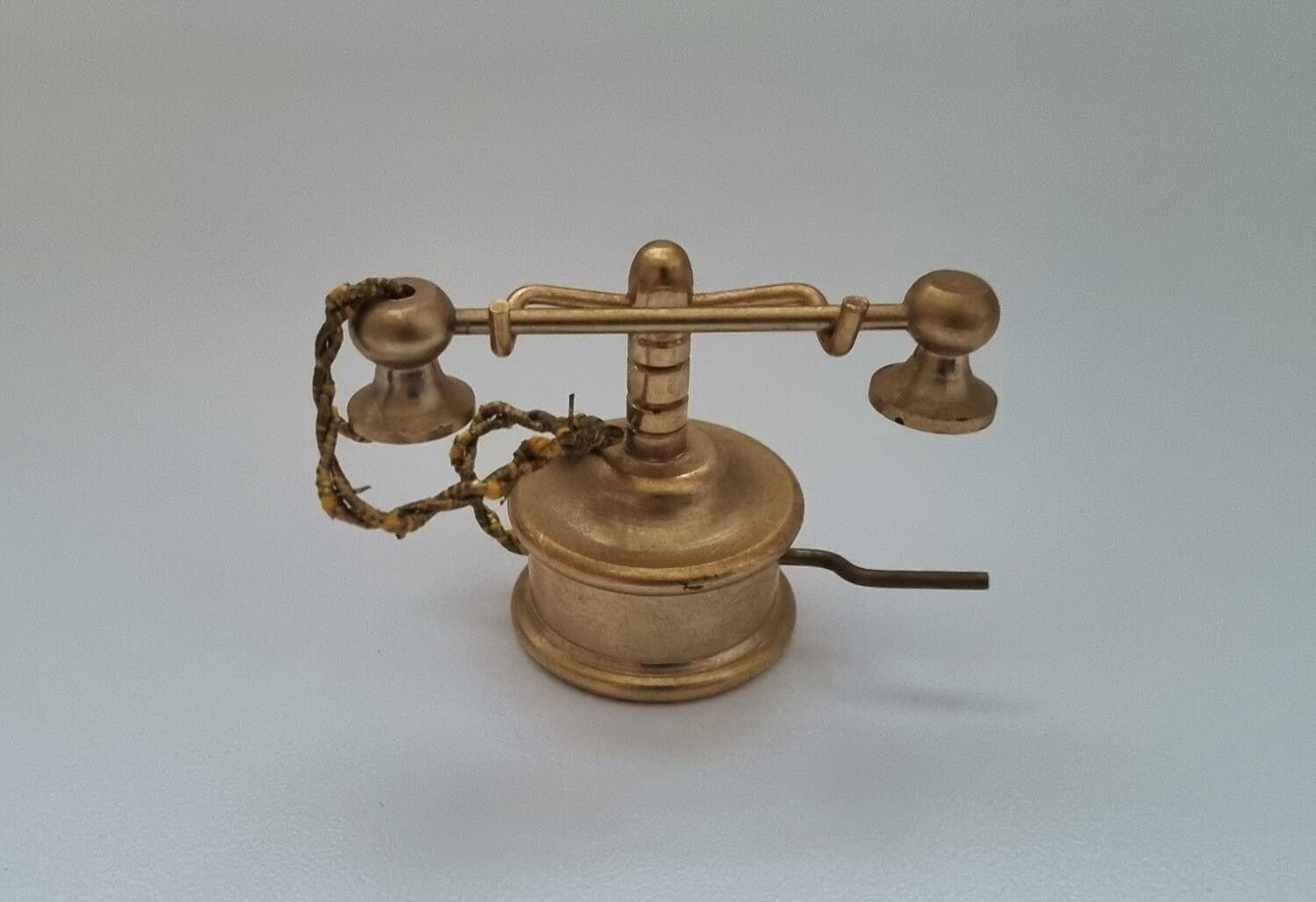 Telefon, minitelefon. Miniatyr till dockhus, dockskåp / tittskåp med mera