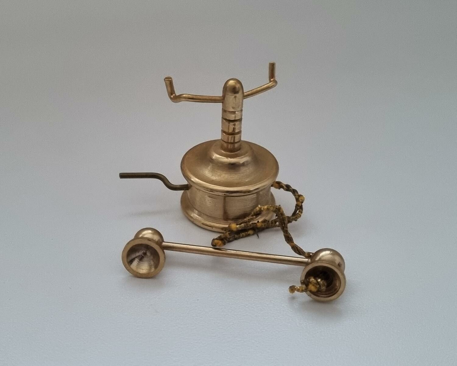 Telefon, minitelefon. Miniatyr till dockhus, dockskåp / tittskåp med mera