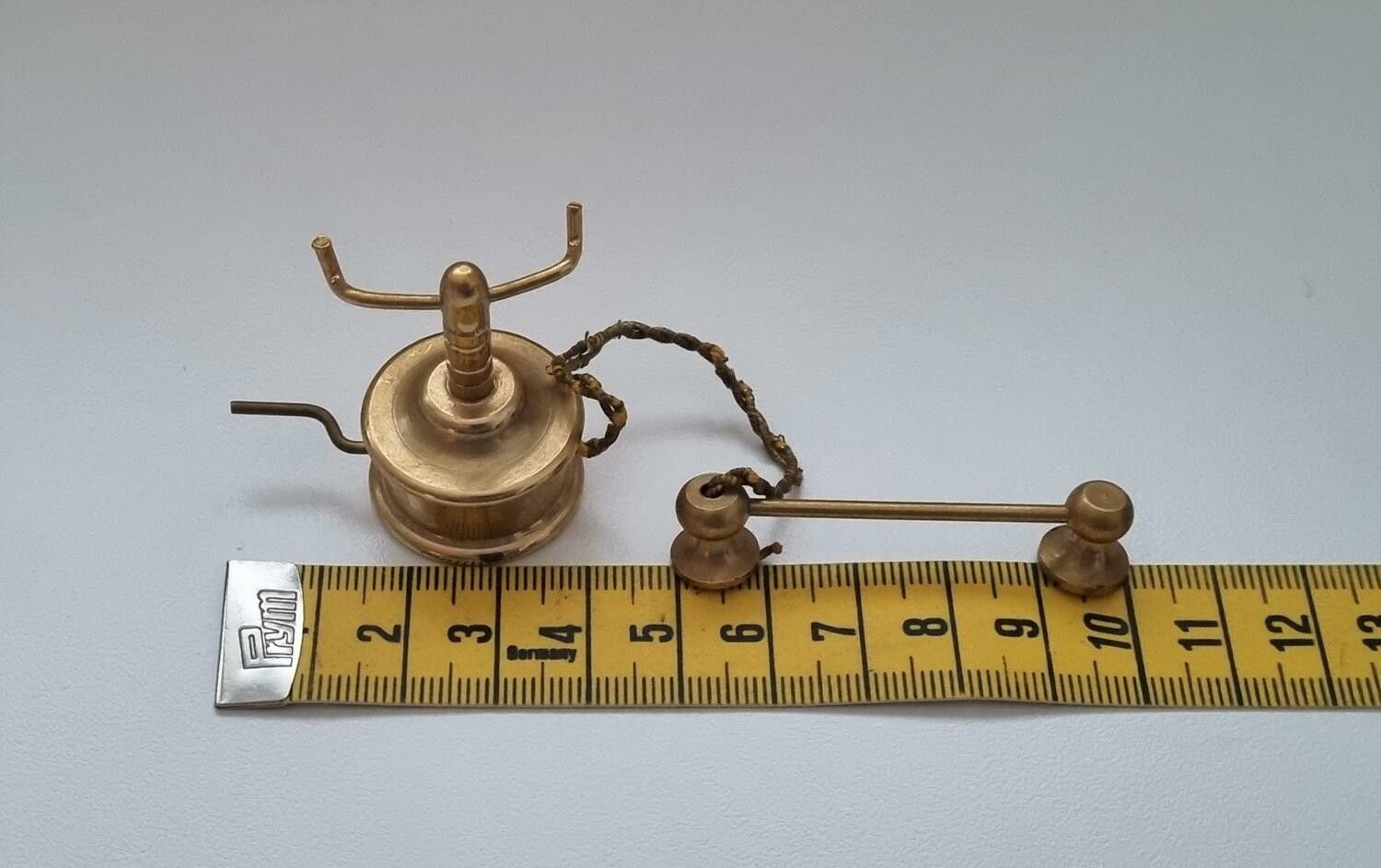 Telefon, minitelefon. Miniatyr till dockhus, dockskåp / tittskåp med mera