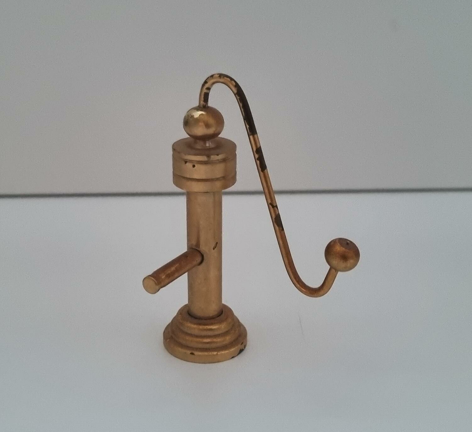 Vattenpump. Miniatyr till dockhus, dockskåp / tittskåp med mera
