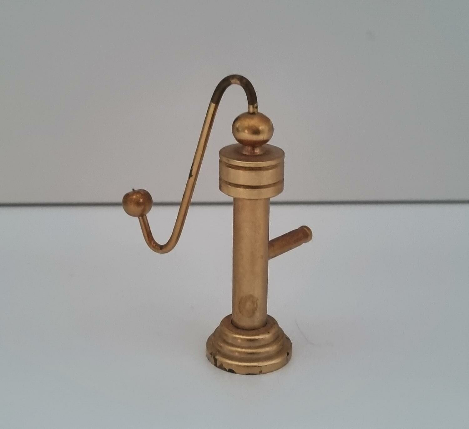 Vattenpump. Miniatyr till dockhus, dockskåp / tittskåp med mera