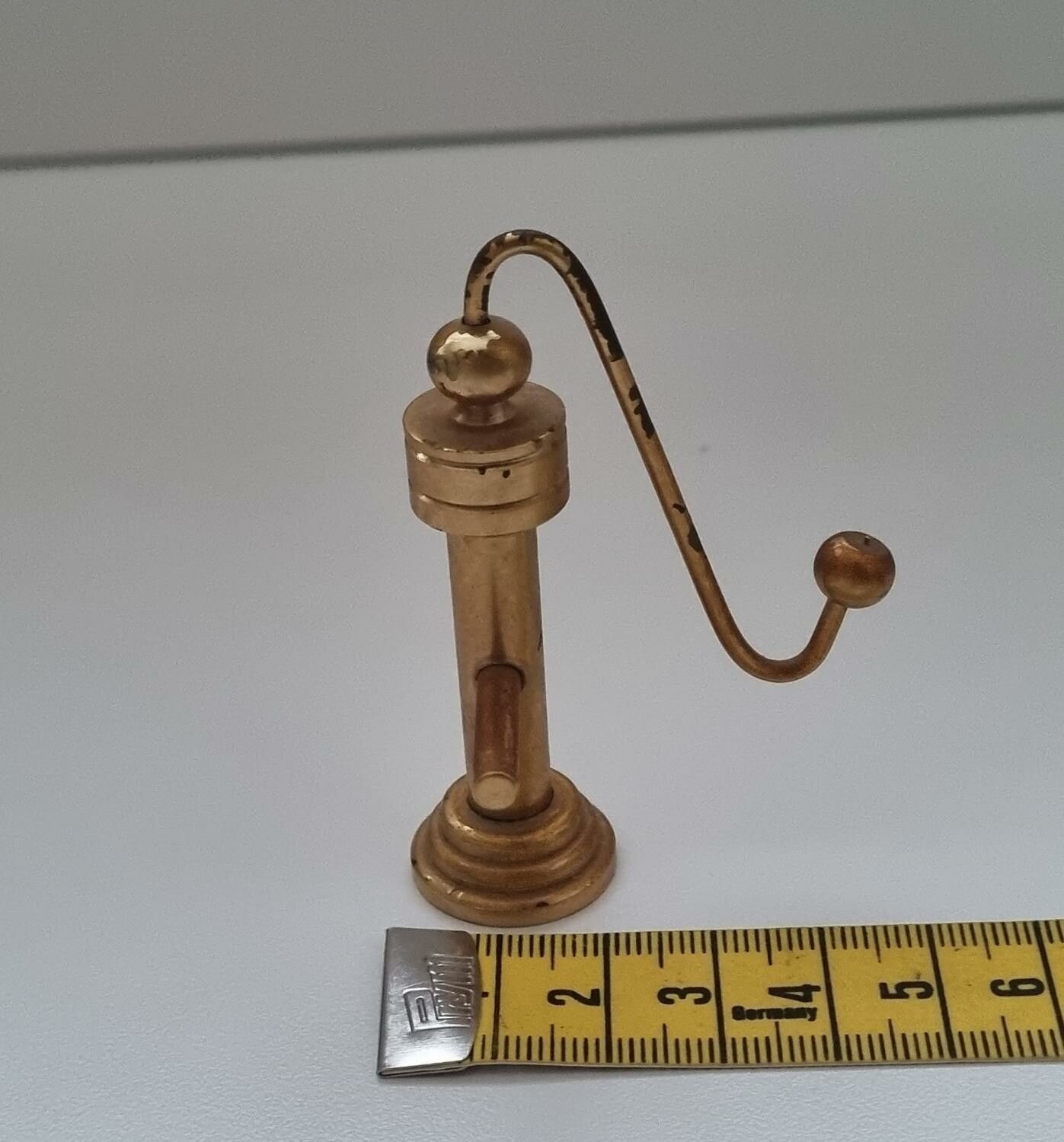 Vattenpump. Miniatyr till dockhus, dockskåp / tittskåp med mera