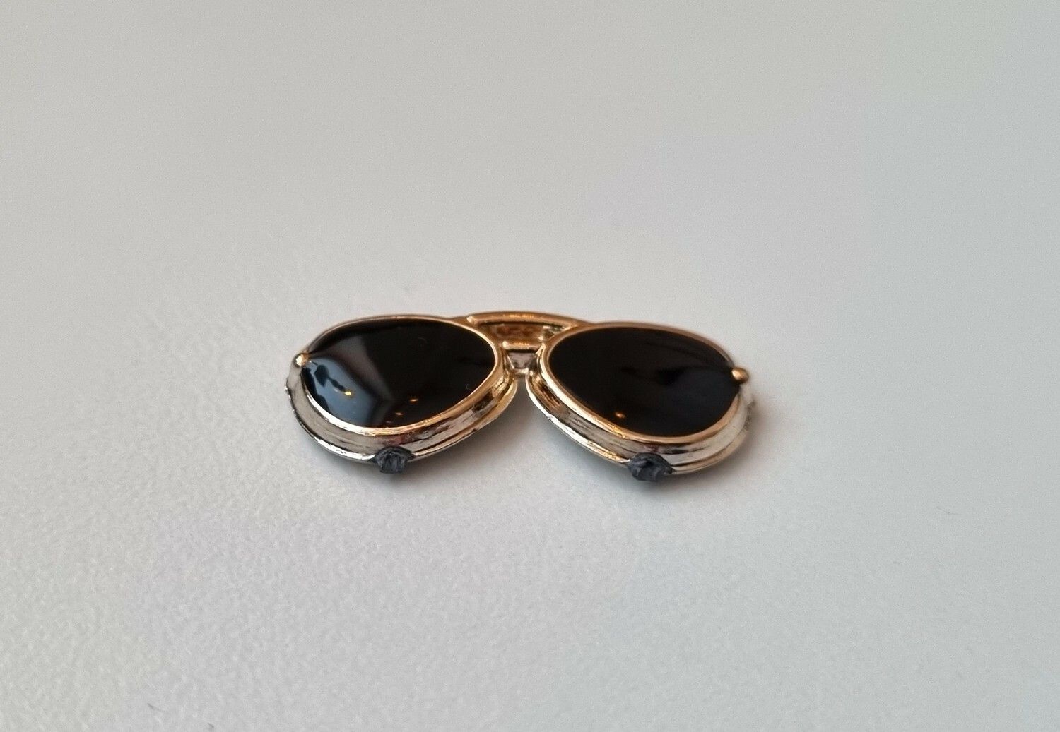 Glasögon, miniglasögon, miniatyr till dockhus, tittskåp med mera