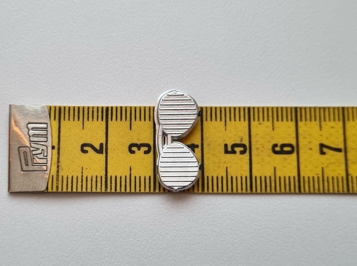 Glasögon, miniglasögon, miniatyr till dockhus, tittskåp med mera