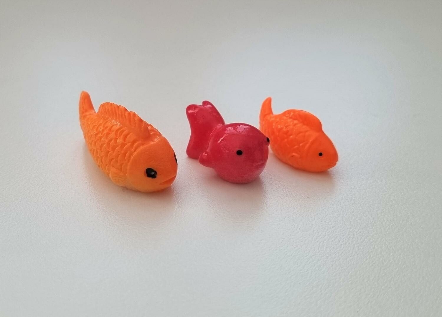 3 st fiskar. Miniatyrer / figuriner för dockskåpet, tittskåp mm
