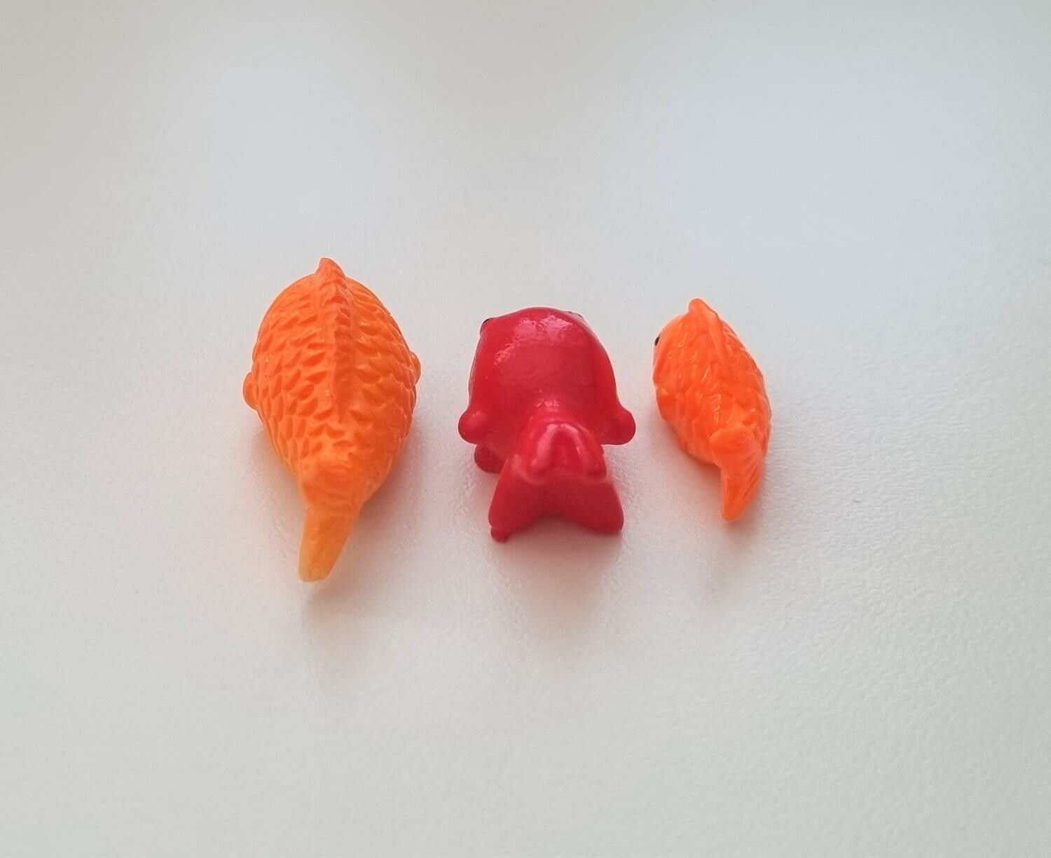 3 st fiskar. Miniatyrer / figuriner för dockskåpet, tittskåp mm