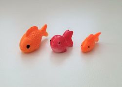 3 st fiskar. Miniatyrer / figuriner för dockskåpet, tittskåp mm
