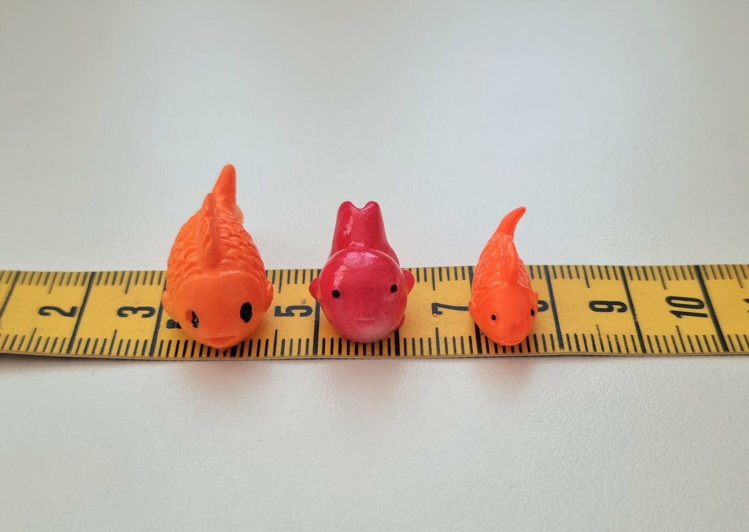 3 st fiskar. Miniatyrer / figuriner för dockskåpet, tittskåp mm